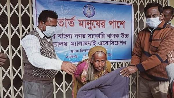 কম্বল বিতরণ